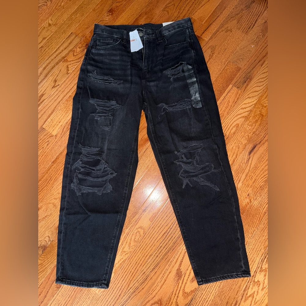 NWT American Eagle Outfitters Black Relaxed Mom Ripped Jeans Size 6 short